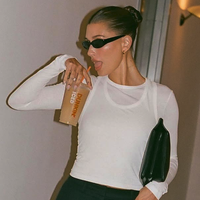Hailey Bieber está usando o modelo de tênis mais elegante do verão, o New Balance 9060, perfeito para looks de escritório após recesso de fim de ano