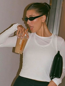 Hailey Bieber está usando o modelo de tênis mais elegante do verão, o New Balance 9060, perfeito para looks de escritório após recesso de fim de ano