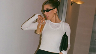 Hailey Bieber está usando o modelo de tênis mais elegante do verão, o New Balance 9060, perfeito para looks de escritório após recesso de fim de ano