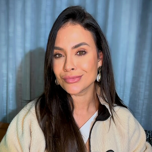 Ao longo dos anos, Sarah passou por diferentes fases e cores nos cabelos, incluindo o preto, período que antecedeu a decisão de abandonar a progressiva e iniciar a transição capilar