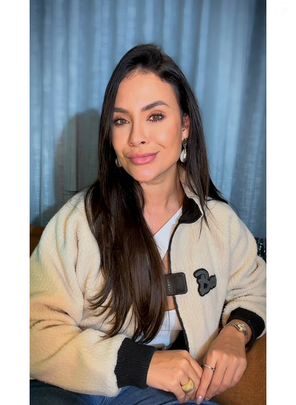 Ao longo dos anos, Sarah passou por diferentes fases e cores nos cabelos, incluindo o preto, período que antecedeu a decisão de abandonar a progressiva e iniciar a transição capilar