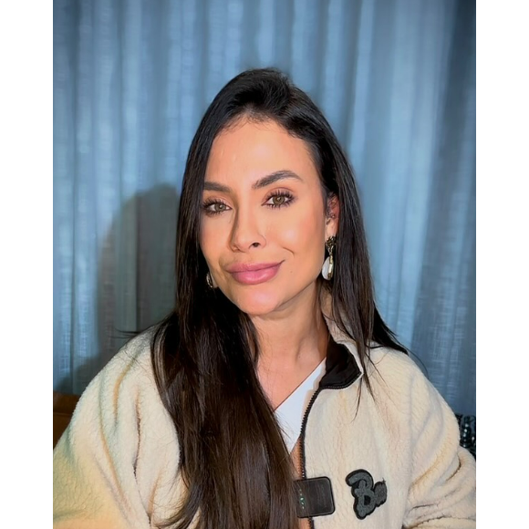 Ao longo dos anos, Sarah passou por diferentes fases e cores nos cabelos, incluindo o preto, período que antecedeu a decisão de abandonar a progressiva e iniciar a transição capilar