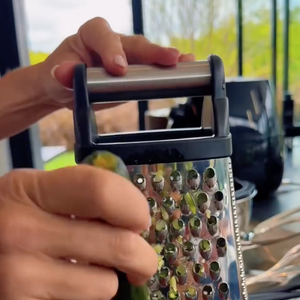 Para fazer o patê, basta ralar o pepino e deixar escorrer a água do vegetal em uma peneira, acrescentando sal