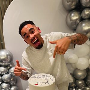 Gabriel Jesus completou 28 anos no último dia 03 e postou seu bolo de aniversário no Instagram