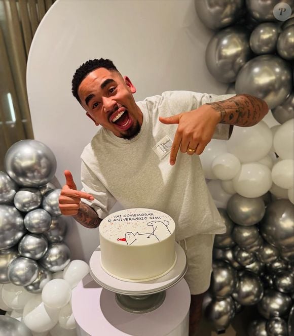 Gabriel Jesus completou 28 anos no último dia 03 e postou seu bolo de aniversário no Instagram
