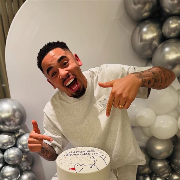 Gabriel Jesus completou 28 anos no último dia 03 e postou seu bolo de aniversário no Instagram