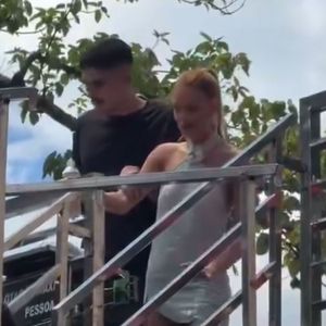 Marina Ruy Barbosa no bloco de Anitta: outro registro que repercutiu nas redes sociais mostra a ruiva cambaleando enquanto tenta descer do trio