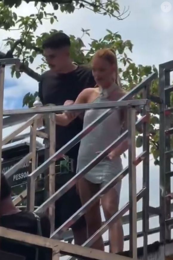 Marina Ruy Barbosa no bloco de Anitta: outro registro que repercutiu nas redes sociais mostra a ruiva cambaleando enquanto tenta descer do trio