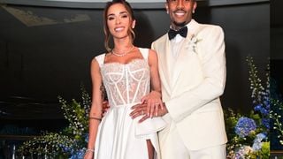 Renda transparente, fenda e mais: os detalhes do vestido de noiva ousado de Tainá Castro no casamento com Éder Militão