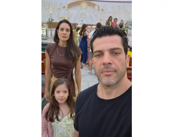 O ator Claudio Andrade com sua esposa e filha de 7 anos
