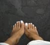 Pedicure branca: Do branco leitoso ao Cloud Dancer, a pedicure branca é a escolha perfeita para iluminar os pés, destacar o bronzeado e garantir um visual moderno e impecável