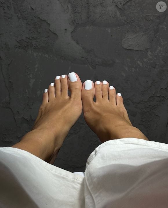 Pedicure branca: Do branco leitoso ao Cloud Dancer, a pedicure branca é a escolha perfeita para iluminar os pés, destacar o bronzeado e garantir um visual moderno e impecável