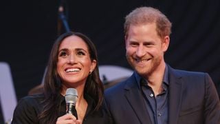 Eita! Meghan Markle usou casamento com Harry como 'trampolim para uma nova fama' e preocupou príncipe Wiliam, diz biógrafa