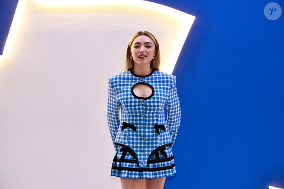 A atriz Peyton List usou um vestido azul xadrez com um decote bem definido e ousado