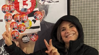 Regina Duarte debocha de adesivos de Lula e faz 'campanha' para Flávio Bolsonaro; atriz que ficou 74 dias na Cultura vê aliados políticos defenderem o fim da agência do cinema brasileiro