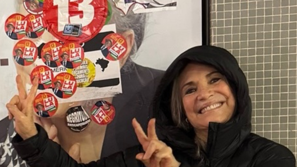 Regina Duarte debocha de adesivos de Lula e faz 'campanha' para Flávio Bolsonaro; atriz que ficou 74 dias na Cultura vê aliados políticos defenderem o fim da agência do cinema brasileiro