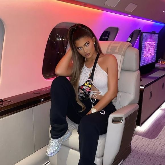 Kylie Jenner posa a bordo de seu jatinho Bombardier Global 7500, conhecido como Kylie Air, avaliado em mais de US$ 70 milhões