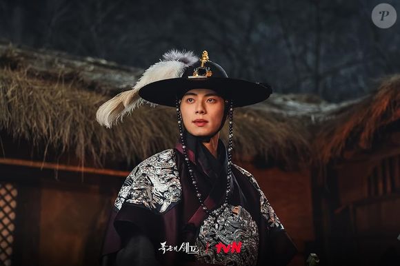 Tudo indica que foi exatamente essa folha a responsável por levar Yi-heon para o futuro