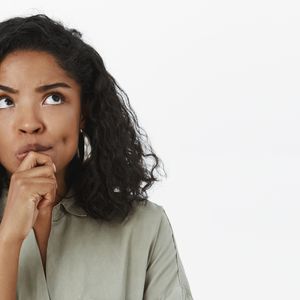 A reflexão de Sócrates sobre felicidade desafia a ideia de que é preciso ter sempre mais para viver bem. Saiba por que o pensamento permanece atual