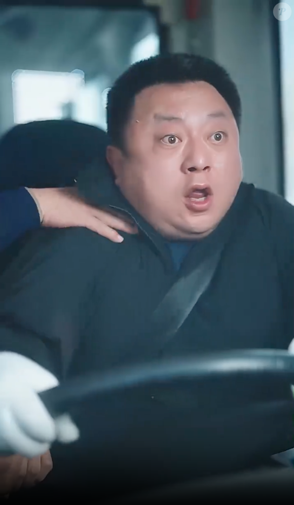 A confusão piora com o idoso tentando tomar o volante do motorista, o que causa um acidente