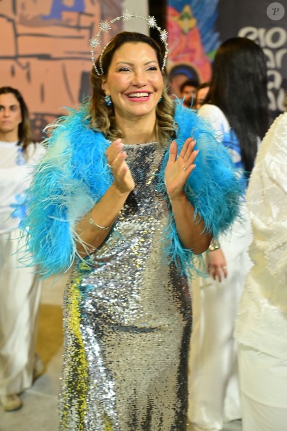 A primeira-dama manteve presença no desfile da Acadêmicos de Niterói, enquanto Lula optou por assistir do camarote após recomendações jurídicas e política