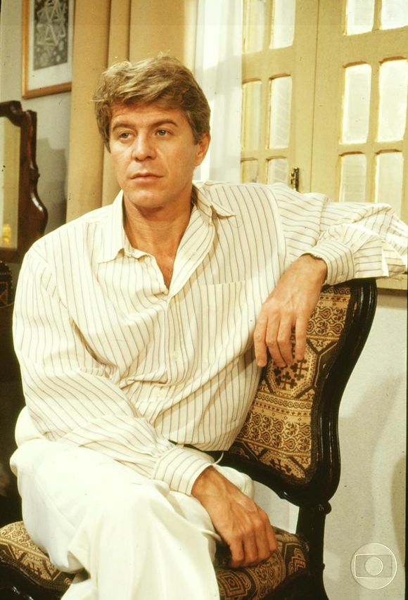 Miguel Falabella, em foto da minissérie 'As Noivas de Copacabana' (1992), precisou operar hérnia de disco