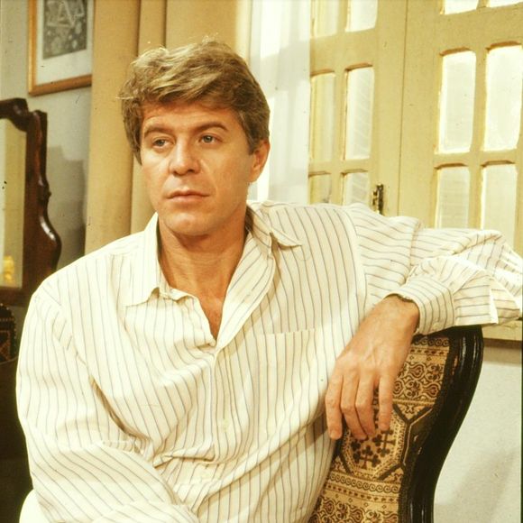 Miguel Falabella, em foto da minissérie 'As Noivas de Copacabana' (1992), precisou operar hérnia de disco