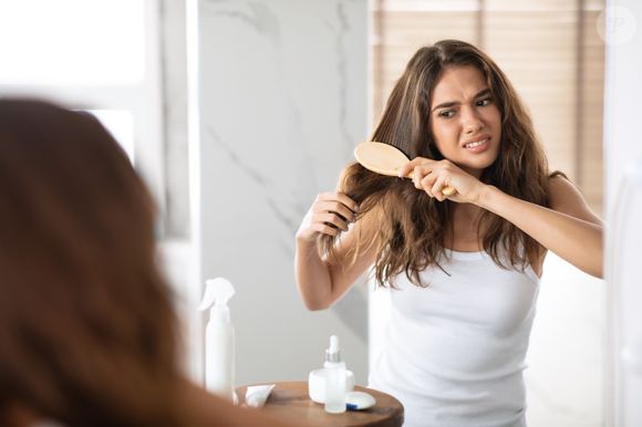 Nos cabelos ondulados, o momento logo após a lavagem é considerado o mais adequado para desembaraçar.'Quando o desembaraço acontece com o fio úmido e com produto, o resultado fica mais definido e leve', afirma Maurício Pina