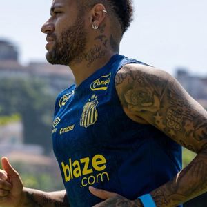 Por fim, em outra imagem ele publicou: 'Trabalhe duro e em silêncio para que seu sucesso faça barulho'.