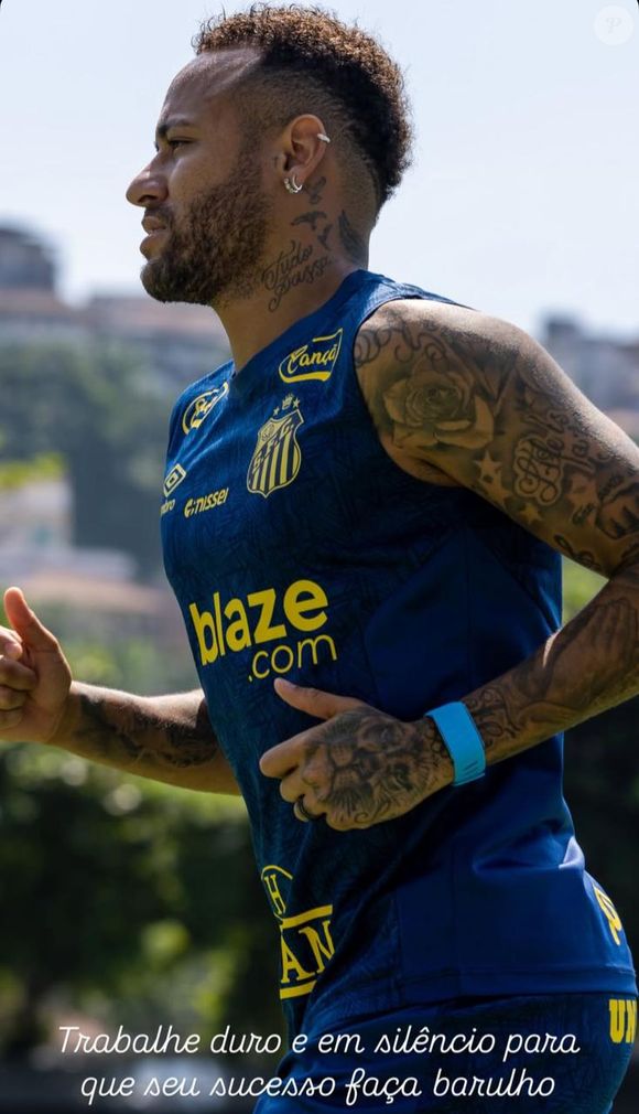 Por fim, em outra imagem ele publicou: 'Trabalhe duro e em silêncio para que seu sucesso faça barulho'.