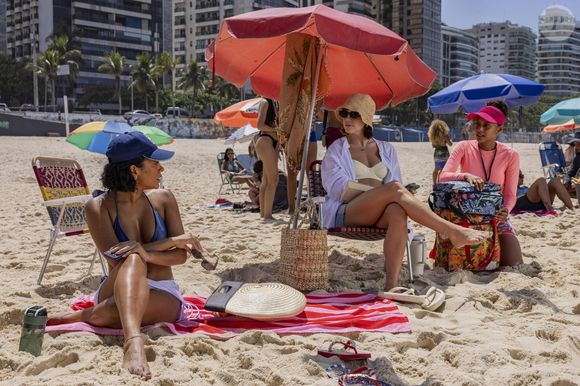 Raquel (Tais Araujo) se sente humilhada por ter voltado a vender sanduíche nas praias e encontrar Celina e Heleninha