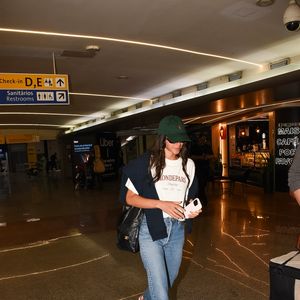Com visual confortável e cheio de personalidade, Bruna Marquezine mostrou mais uma vez por que é referência quando o assunto é moda prática para viajar.