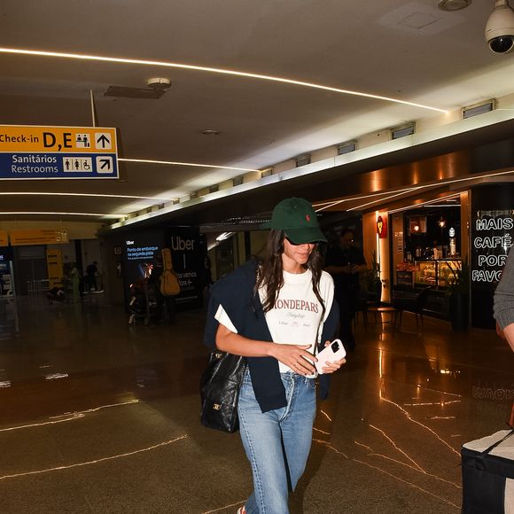 Com visual confortável e cheio de personalidade, Bruna Marquezine mostrou mais uma vez por que é referência quando o assunto é moda prática para viajar.