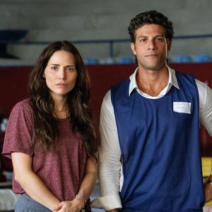 Em 'Quem Ama Cuida', Chay Suede, interpreta Pedro, um advogado idealista que se apaixona por Adriana (Letícia Colin) quando ela perde tudo durante a enchente
