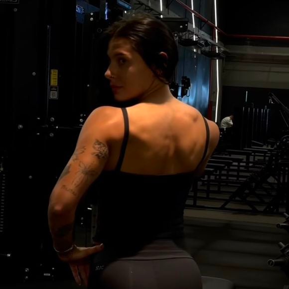 A definição dos ombros e das costas de Ana Castela também tem relação com uma predisposição genética, segundo o personal trainer, que afirma que a cantora sempre apresentou facilidade para desenvolver a parte superior do corpo