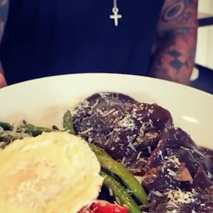 Café da manhã de Henrique Fogaça mais parece um prato de almoço, mas fica delicioso