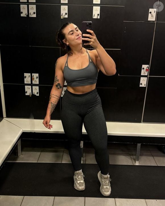 "Eu tenho lipedema, e eu já estava no grau dois. E eu vou te contar como eu saí disso aqui, para esse resultado aqui em apenas sete dias. Eu só precisava tomar ele toda manhã durante sete dias. O chá vai agir na sua corrente sanguínea, liberando toda a gordura adiposa, tecidos inflamados e retenção de líquidos", diz o vídeo falso