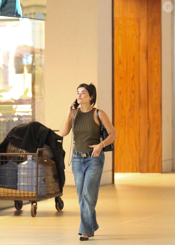 Vanessa Giácomo foi fotografada em um shopping da zona oeste do RJ nesta quarta-feira (29).