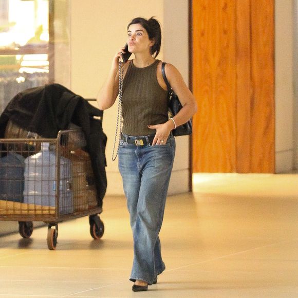 Vanessa Giácomo foi fotografada em um shopping da zona oeste do RJ nesta quarta-feira (29).
