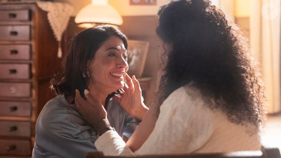 Clarice (Carol Castro) recupera a memória em Garota do Momento e pde perdão a Beatriz (Duda Santos) na novela Vale Tudo