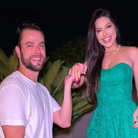 A ex-BBB Laís Caldas foi pedida em casamento no natal de 2023, enquanto usava um vestido verde, por Gustavo