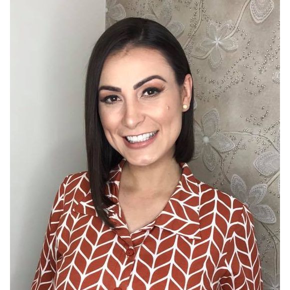 Em um visual bastante diferente, Andressa Urach cortou seu cabelo mais curto e o deixou castanho