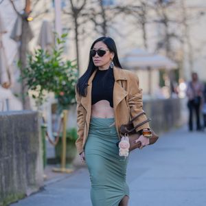 Os modelos mais comuns costumam custar entre R$ 250 e R$ 400, enquanto as edições limitadas, colaborações especiais ou peças temáticas chegam entre R$ 800 e R$ 2.500.