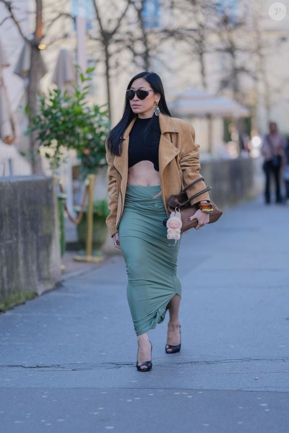 Os modelos mais comuns costumam custar entre R$ 250 e R$ 400, enquanto as edições limitadas, colaborações especiais ou peças temáticas chegam entre R$ 800 e R$ 2.500.