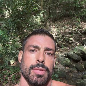 "Comecei a tomar um caldinho de rã... E quando minha imunidade está baixa, eu tomo o caldo de rã duas vezes e o suco verde duas vezes. A maioria das vezes é uma só, de noite", revelou Cauã Reymond