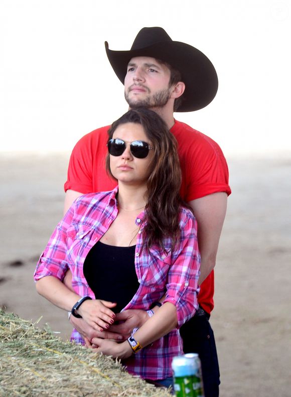 Mila Kunis e Ashton Kutcher assumiram relação depois de separação do ator com Demi Moore