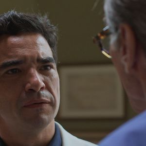 O ator Caio Blat contou que chorou após ser atingido por um cinto durante uma cena gravada ainda na adolescência