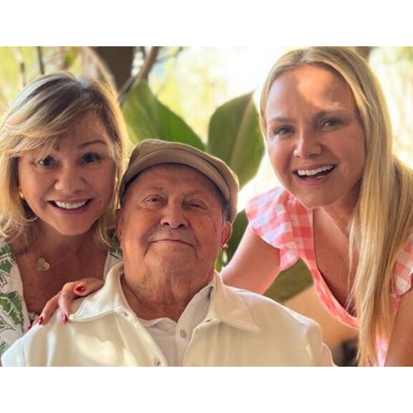 A apresentadora chorou ao recordar momentos e reflexões sobre a relação com o pai, José Bezerra, que morreu em março de 2024, aos 92 anos.