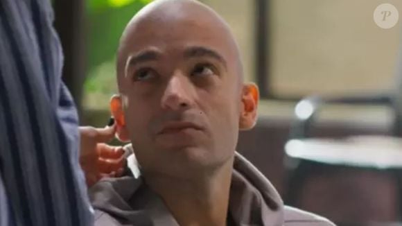 Afonso (Humberto Carrão) diz a Solange (Alice Wegmann) que o casamento da mãe, Odete Roitman (Debora Bloch) prejudicou as ações da empresa  na novela 'Vale Tudo' e no capítulo de terça-feira, 9 de setembro de 2025