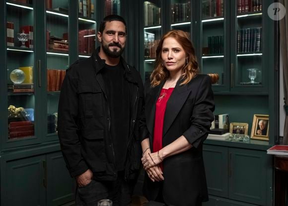 A relação entre Heitor e Adriana promete ganhar novos contornos à medida que a convivência aumentar. O que começa como uma aliança marcada por interesses e desconfianças poderá dar lugar a uma atração cada vez mais intensa.